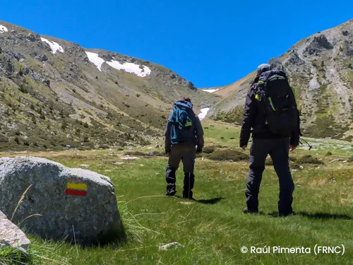 Randonneurs en montagne sur un chemin balisé